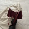 Schicke burgunderrote Schultertasche aus Wildlederimitat mit silberner Schnalle - Rot