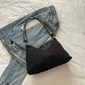 Bolso tote negro a cuadros con correas finas y anillas de plata sobre denim - Negro