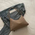 Bolso tote grande marrón con textura tejida en relieve y correas de hombro con nudos - Caqui