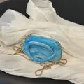 Blauw-witte marmeren acryl avondtas met handvat en een gouden metalen kettingriem - Blauw
