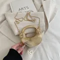 Sac de soirée doré en forme de coquillage avec plis accordéon et chaîne métal - Or