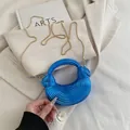Sac à main en acrylique bleu électrique avec chaîne dorée et texture rayée - Bleu