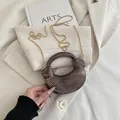 Sac coquille en acrylique plissé marron foncé avec finition métal et chaîne dorée - Marron