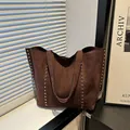 Grand sac cabas rétro en daim marron pour femme avec rivets et bandoulières - Marron