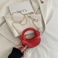 Sac coquille en acrylique rouge avec texture spirale 3D et fine bandoulière dorée - Rouge