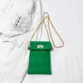 Bolso bandolera pequeño verde acolchado con cadena dorada y cierre de metal giratorio - Verde