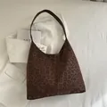Donkerbruine hobo schoudertas met luipaardprint, zachte textuur en leren schouderriem - Bruin