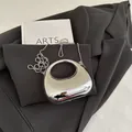 Mini sac de soirée en métal argenté brillant avec une bandoulière en chaîne à perles - Argent