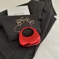 Sac à main croissant rouge métallisé avec finition brillante et chaîne dorée - Rouge