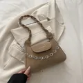 Sac bandoulière kaki givré avec poignée tressée et détail de chaîne à fleurs - Style Without Charm / Kaki