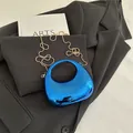 Sac croissant bleu Klein effet miroir avec poignée ronde et bandoulière chaîne dorée - Bleu