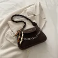 Sac bandoulière marron mat avec chaîne à fleurs argentées et breloque en bois - Style Avec Pendentif / Marron