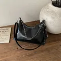 Borsa tote nera lucida con catena d'argento su tavolo in legno, stile alla moda 2025 - Nero Piccolo