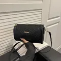 Sac cylindrique tressé noir avec lettres dorées et fine bandoulière en cuir souple - Noir Tissé