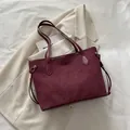 Sac fourre-tout vintage en daim bordeaux pour femme avec cordon et détails dorés - Sans pendentif / Rouge