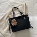 Sac fourre-tout noir minimaliste en toile et cuir avec un pendentif ours en peluche - Avec Pendentif / Noir