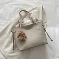 Sac fourre-tout en daim vert-gris à grande capacité avec bandoulières et charm ours en peluche - Avec Pendentif / Kaki