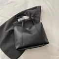 Minimalistische schwarze Shopper-Tasche aus mattem Leder mit vertikalen Nähten für Büro - Schwarz