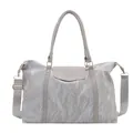 Bolso de viaje grande gris plata con textura plisada y correa ajustable en vista principal - Gran Capacidad / Plateado