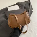 Sac à épaule marron texture crocodile avec patch cœur et rivets argentés - Marron
