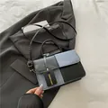 Bolso chic de bloques de color en cuero negro y denim azul con correa ajustable - Negro