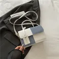Bolso bandolera en contraste de cuero blanco y denim azul con detalles dorados - Blanco