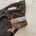 Bolso de hombro en cuero marrón y tela gris con elegantes detalles dorados - Marrón