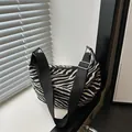 Borsa sottobraccio in velluto a coste con stampa zebrata e tracolla nera larga sul davanzale - Zebra Print / Tela canvas / Zebra Print