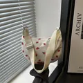 Borsa hobo in velluto a coste crema con stampa fragole e tracolla in tessuto regolabile - Fragola / Velluto a coste / Bianco