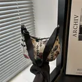 Borsa sottobraccio in velluto a coste bianco sporco con jacquard floreale e tracolla - Floreale / Tessitura jacquard / Colorato