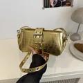 Gouden schoudertas van imitatieleer met krokodillenprint en grote riemgesp detail - Goud