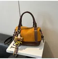 Sac bowling vintage en patchwork jaune et marron avec un petit pendentif ours - Style Avec Pendentif / Marron