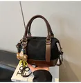 Sac Boston rétro bicolore noir et marron avec pendentif ours et bandoulière amovible - Style Avec Pendentif / Noir