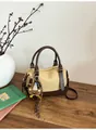 Sac bowling vintage en toile beige avec finitions cuir marron et breloque ourson - Style Avec Pendentif / Kaki