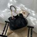 Borsa a secchiello vintage in pelle scamosciata nera con catena d'oro e charm baseball - con portachiavi / Nero