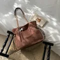 Borsa tote scamosciata marrone scuro con coulisse e variante tracolla a catena - con portachiavi / Marrone