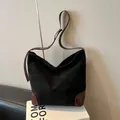 Minimalistische schwarze Wildleder-Tragetasche mit braunen Lederriemen und Hobo-Stil - Schwarz ohne Anhänger