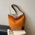 Orangefarbene Wildleder-Einkaufstasche mit braunen Lederriemen und Nieten - Braun Ohne Anhänger