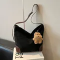 Minimalistische schwarze Wildleder-Einkaufstasche mit braunem Leder und Hund-Charm - Schwarz Mit Anhänger