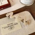 Fermaglio per capelli a onde in acetato bianco crema con chiusura a molla argentata - Stile Ondulato Bianco Perla (FJ3564)