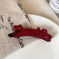 Dunkelrote Katzen-Bananenspange mit goldener France Handmade Schrift und Schleife - Rot Katze Bananen-Clip