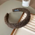 Serre-tête en grosse maille marron pour femme avec étiquette sur plateau en velours - Brun Avec Paillettes