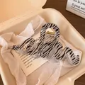 Grande molletta per capelli a onde con glitter argento e stampa zebra in acrilico - Onda Strisce Nere