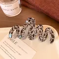 Große wellenförmige Haarklammer mit Schwarz-Weiß-Kuhmuster und feinem Glitzereffekt - Welle Schwarz Leopard