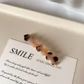 Pinza para el pelo transparente con cinco corazones unidos en diseño carey - Carey Claro