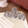 Große wellige Haarklammer mit Zebrastreifen-Muster und silbernem Glitzer-Finish - Welle Schwarz Streifen