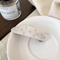 Haarklammer aus Acetat in Marmor-Creme mit funkelnden Strasssteinen und Metallfeder - Off-White Ovale Haarspange