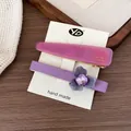 Elegante set de pinzas para el pelo con flores moradas en resina y cinta de raso - Morado