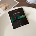 Pince à cheveux nœud vert foncé translucide avec détail rouge sur carte noire - Vert Foncé