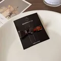 Pince à cheveux nœud en résine marron foncé élégante sur carte de présentation luxe - Café foncé